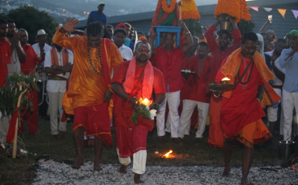 MARCHE SUR LE FEU 2018 AU TEMPLE KARLY PRIMAT DE SAINT-DENIS 