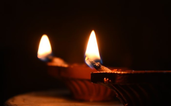 POURQUOI ALLUMONS-NOUS UNE LAMPE ?