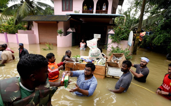 INONDATION : PLUS DE 400 MORTS DANS LE KERALA, OÙ LA DÉCRUE COMMENCE
