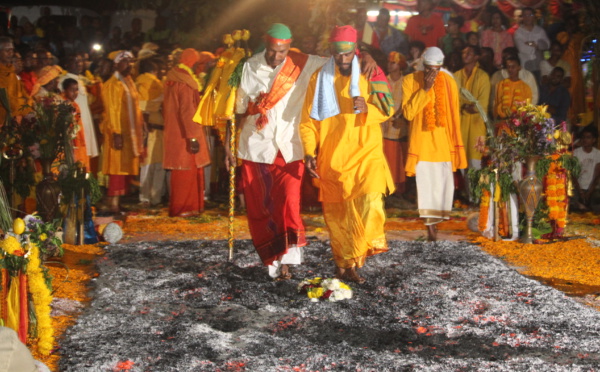 MARCHE SUR LE FEU EN L'HONNEUR DE LA DÉESSE PANDIALE AU TEMPLE PANDIALE PRIMAT 