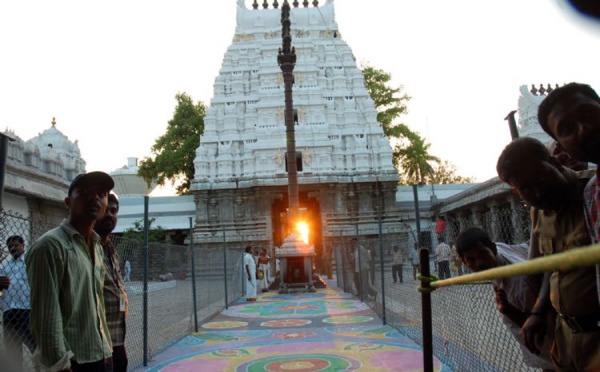 LES RAYONS DU SOLEIL TOMBENT SUR LE MURTI ADORÉ AU TEMPLE SRI VEDA NARAYANASWAMI