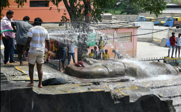 UNE DIVINITÉ DE 300 TONNES SE FAUFILE DANS LES RUES DE BANGALORE 