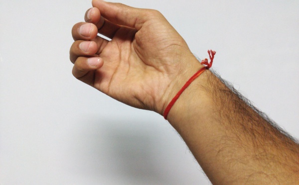 IMPORTANCE DU FIL ROUGE ATTACHÉ AUTOUR DU POIGNET 