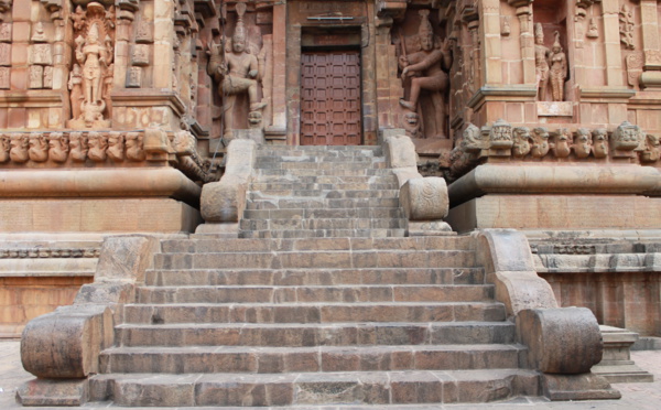 TOUCHER LES MARCHES D'UN TEMPLE AVANT D'ENTRER ?