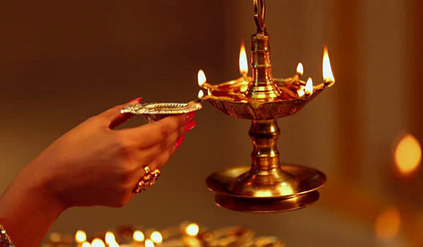 SIGNIFICATION SYMBOLIQUE DE L'ECLAIRAGE D'UNE LAMPE DANS LA MAISON