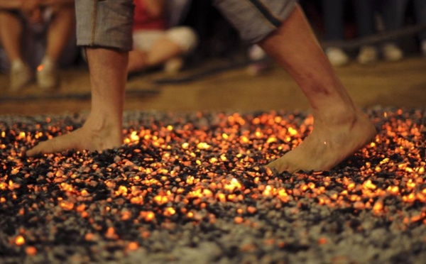 SCIENCE DERRIÈRE LE RITUEL DE LA MARCHE SUR LE FEU
