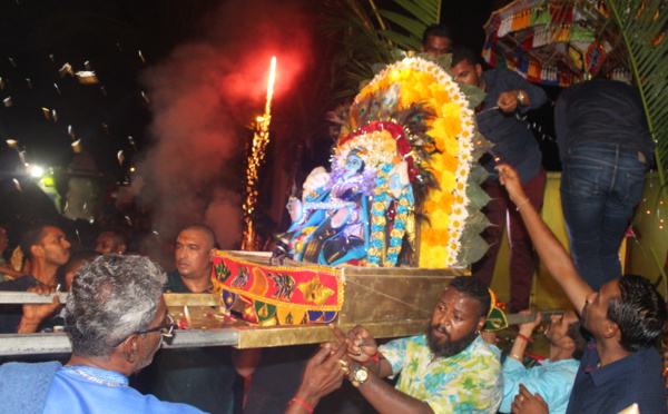 11EME FÊTE DÉDIÉE AU SEIGNEUR KRISHNA POUR LA MARCHE SUR LE FEU AU TEMPLE PANDIALE PRIMAT 