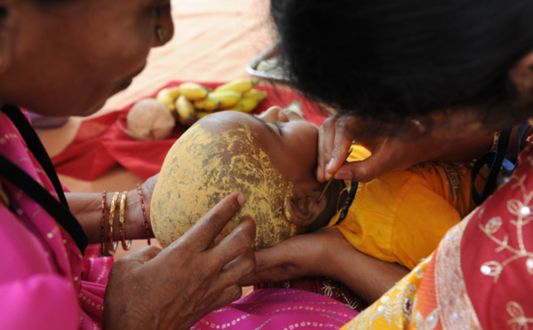 POURQUOI LES INDIENS PERCENT-ILS LES OREILLES D'UN BÉBÉ ?