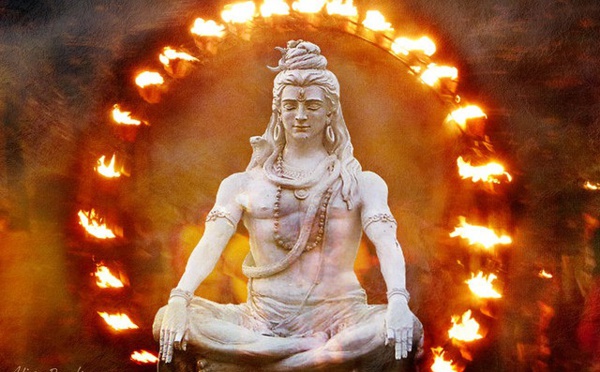 RAISON POUR LAQUELLE SHIVA TIENT UNE CRÂNE HUMAIN