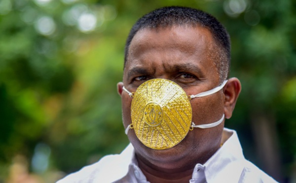 CORONAVIRUS EN INDE : IL SE FAIT FABRIQUER UN MASQUE EN OR POUR SE PROTÉGER 