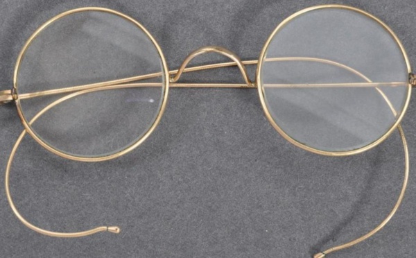 UNE PAIRE DE LUNETTES DE GANDHI VENDU 288 000 EUROS AUX ENCHÈRES