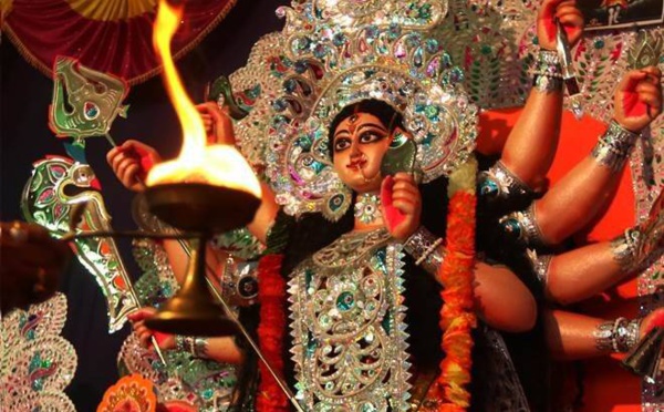 HISTOIRE DE NAVRATRI : DURGA TUANT MAHISHASURA