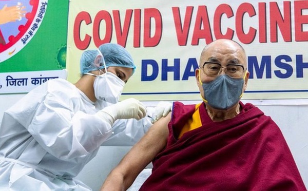 COVID-19 : LE DALAÏ-LAMA LANCE UN APPEL À SE FAIRE VACCINER APRÈS AVOIR RECU SA PREMIÈRE DOSE