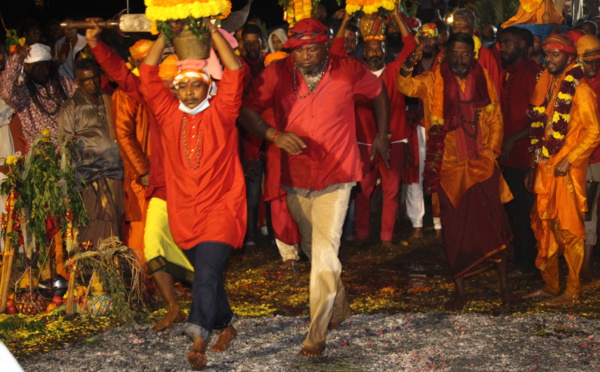 MARCHE SUR LE FEU AU TEMPLE KARLY PRIMAT 2021 À ST-DENIS