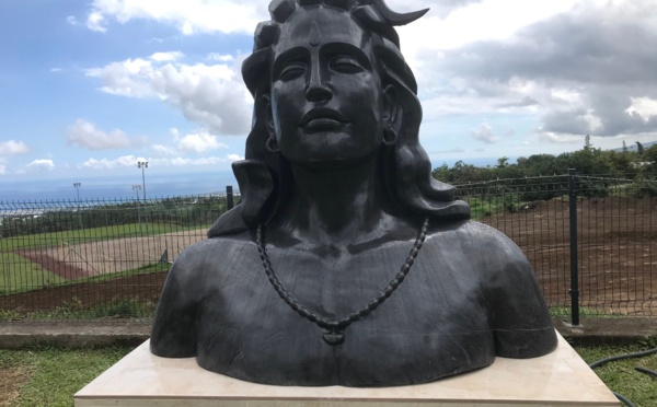 UNE STATUE DE SHIVA DE 2,5OO TONNES INSTALLÉ AU TAMPON