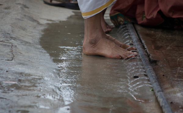 POURQUOI DEVRIONS-NOUS LAVER NOS PIEDS AVANT D'ENTRER DANS LE TEMPLE ?