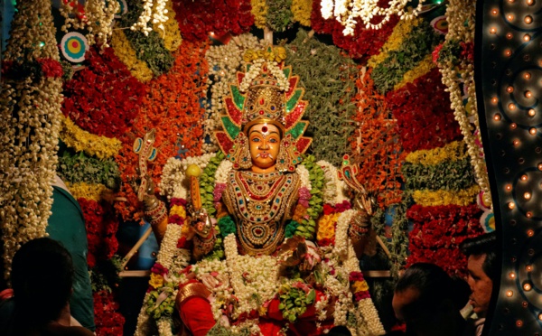 OFFRANDE DE FEUILLES DE NEEM (LILAS) À LA DÉESSE MARIAMMAN