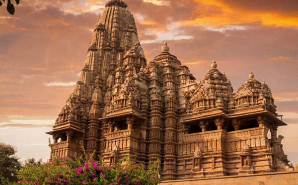 LES COUTÛMES HINDOUES LORS DE LA VISITE D'UN TEMPLE