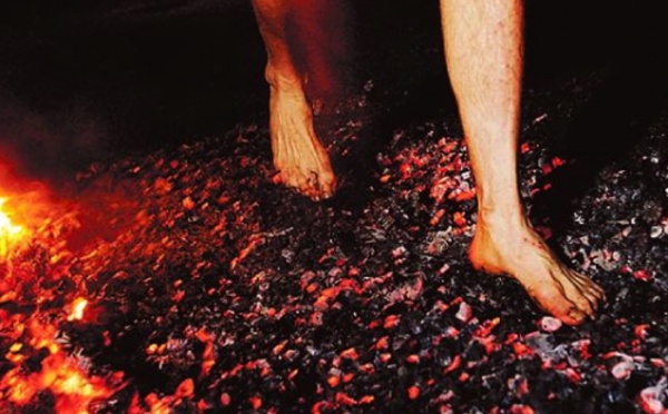 La Marche sur le feu : Surnaturelle ou naturelle ?