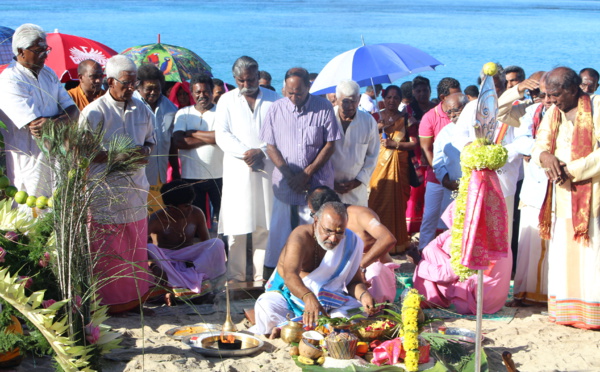 SITTIRAÏ CAVADEE 2016 AU TEMPLE NARASSINGUA PEROUMAL DE SAINT-PIERRE