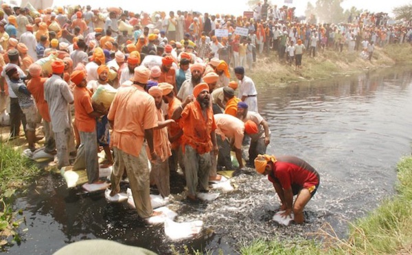 En Inde, une rivière polluée est sauvée des eaux par Eco Baba !