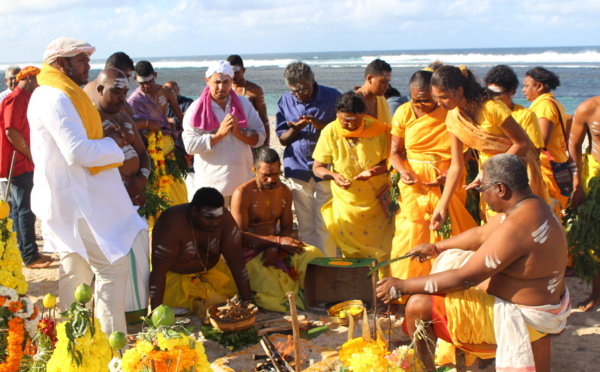 FÊTE MARIAMMAN 2016 AU KÔVIL SANGUILI KAROUPPA SWAMY (A.C.K.S.K.S) DE BOIS D'OLIVE