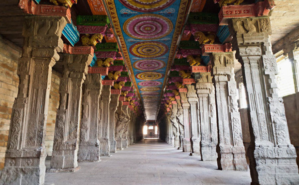 POURQUOI SE DÉCHAUSSER AVANT D'ENTRER DANS UN TEMPLE ?