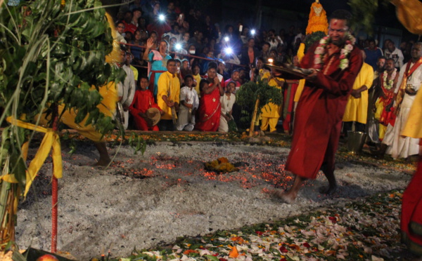 MARCHE SUR LE FEU AU TEMPLE FAMILIAL VAÏTY DE SAINT-DENIS 2016