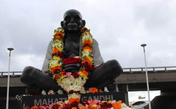 LA STÈLE DE GANDHI À SAINT-LOUIS DÉCAPITÉE 