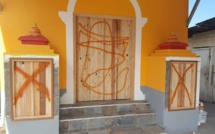 LE TEMPLE DE PITON SAINT-LEU DÉGRADÉ AVANT SON INAUGURATION 