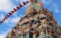 Comment les adorateurs se préparent-ils à entrer dans un temple hindou ?