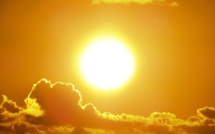 SURYA ARGHYA : OFFRIR DE L'EAU AU SOLEIL SURYA ARGHYA : OFFRIR DE L'EAU AU SOLEIL