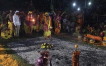 MARCHE SUR LE FEU 2018 AU TEMPLE DRAUPADI MAISON ROUGE DE ST-LOUIS  MARCHE SUR LE FEU 2018 AU TEMPLE DRAUPADI MAISON ROUGE DE ST-LOUIS