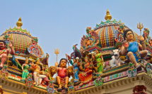 COMMENT LES ADORATEURS SE PRÉPARENT-ILS À ENTRER DANS UN TEMPLE HINDOU ?