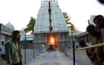 LES RAYONS DU SOLEIL TOMBENT SUR LE MURTI ADORÉ AU TEMPLE SRI VEDA NARAYANASWAMI