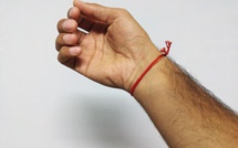 IMPORTANCE DU FIL ROUGE ATTACHÉ AUTOUR DU POIGNET 