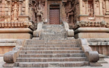 TOUCHER LES MARCHES D'UN TEMPLE AVANT D'ENTRER ?
