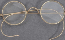 UNE PAIRE DE LUNETTES DE GANDHI VENDU 288 000 EUROS AUX ENCHÈRES