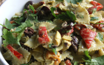 SALADE DE PÂTES AUX POIVRONS GRILLÉS ET ARTICHAUTS