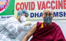 COVID-19 : LE DALAÏ-LAMA LANCE UN APPEL À SE FAIRE VACCINER APRÈS AVOIR RECU SA PREMIÈRE DOSE