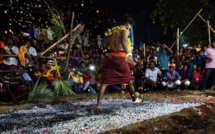 ZOOM SUR THEEMITHI (MARCHE SUR LE FEU)