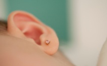 POURQUOI LES INDIENS PERCENT-ILS LES OREILLES D'UN BÉBÉ ? POURQUOI LES INDIENS PERCENT-ILS LES OREILLES D'UN BÉBÉ ?