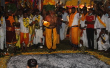 MARCHE SUR LE FEU 2022 AU TEMPLE SHRI DEVI PANDIALÉ, CASERNES ST-PIERRE 