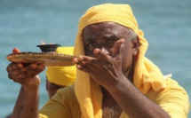 MARCHE SUR LE FEU AU TEMPLE SRI DEVI MARLIAMEN CASERNES ST-PIERRE