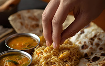 POURQUOI LES INDIENS MANGENT-ILS AVEC LES MAINS ?