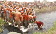 En Inde, une rivière polluée est sauvée des eaux par Eco Baba !