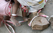 INDE : PENDANT QUE SES PARENTS TRAVAILENT, SHIVANI EST ATTACHÉE À UNE PIERRE INDE : PENDANT QUE SES PARENTS TRAVAILENT, SHIVANI EST ATTACHÉE À UNE PIERRE